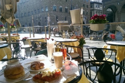Reserve en nuestro sitio oficial su estancia en el Relais Piazza Signoria de Florencia y le ofrecemos el desayuno continental completo en el
